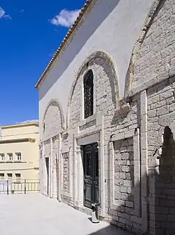 The main façade and traces of the porch.