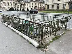 Disused access along Place Joffre