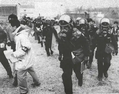 Police officers on their way to enforce a raid on Aum facilities after the attack.