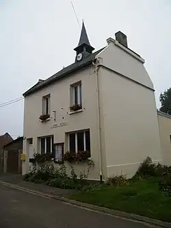 The town hall in Fresnoy-en-Chaussée