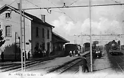 le bâtiment voyageurs, les voies et quais, un train à vapeur, après l'électrification de la ligne.