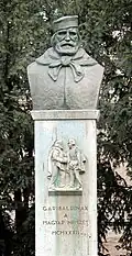 Garibaldi and István Türr shaking hands on the base of Garibaldi's bust
