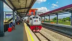 Commuter Line Bandung Raya preparing to stop in Haurpugur Station