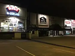 Grim torv at night