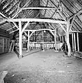 A mixed type of bent framing in the Netherlands. The left side is in Dutch is framed as a dekbalkgebint (roof beam bent) and the right side is an ankerbalkgebint (anchor beam bent). Image: Cultural Heritage Agency of the Netherlands.
