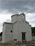 The entrance with an altar fence