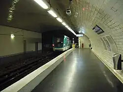 MF 2000 rolling stock arriving at Porte Dauphine