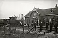 NS 7101 at Tjummarum station, with posing station staff (1917–1922)