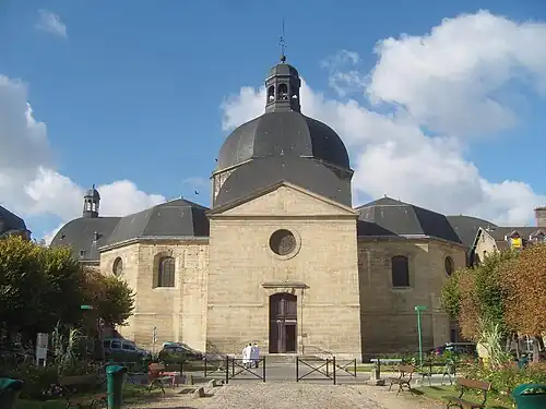 The nave, with adjacent chapels.