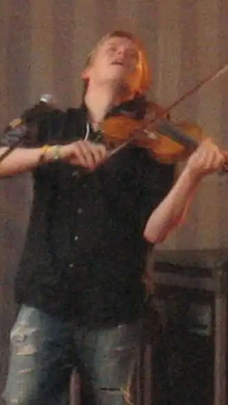 Pekka_Kuusisto_and_the_Luomuplayers_performing_in_the_Faces_ethnomusic_festival_(cropped).jpg
