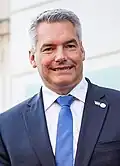Predsednik vlade dr. Robert Golob na Dunaju na srečanju voditeljev glede strateških prioritet EU (53649416261) (Nehammer crop).jpg