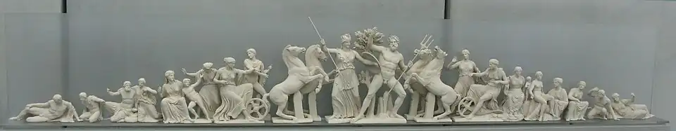 Une vingtaine de statues alignées, dans un triangle. Au centre : une femme en armes et un homme nu avec un trident
