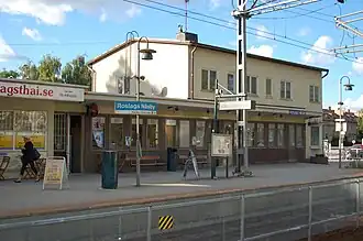 Roslags Näsby is, together with Stockholm Östra station and Djursholms Ösby one of the three junctions of the system.