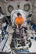 Fincke performs CDRA maintenance work in the Kibo laboratory