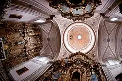 Altarpiece and lateral reredos in the Church of Santa Rosa de Lima in Morelia, Mexico, built in the late 18th century[4]