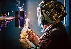 Welder arc welding metal plates