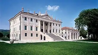 Villa Loredan, Paese