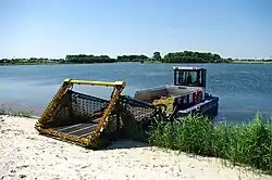 Small aquatic weed harvester with U-shaped double-knife cutting unit